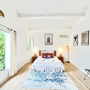 Hotel B